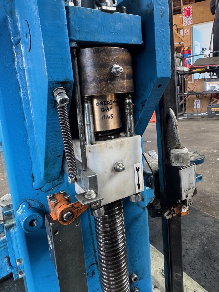 Screw hoist servicing